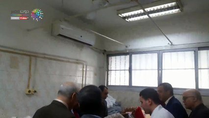 رئيس جامعة أسيوط ينتقل لإجراء كشف على طالبة سقطت من السلم