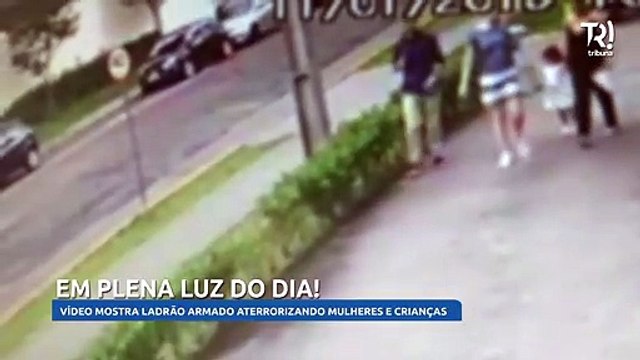 Vídeo mostra ladrão armado aterrorizando mulheres e criança em Curitiba
