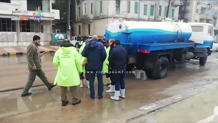 ارتفاع الأمواج وتكسير بلاط الكورنيش بسبب عاصفة الإسكندرية