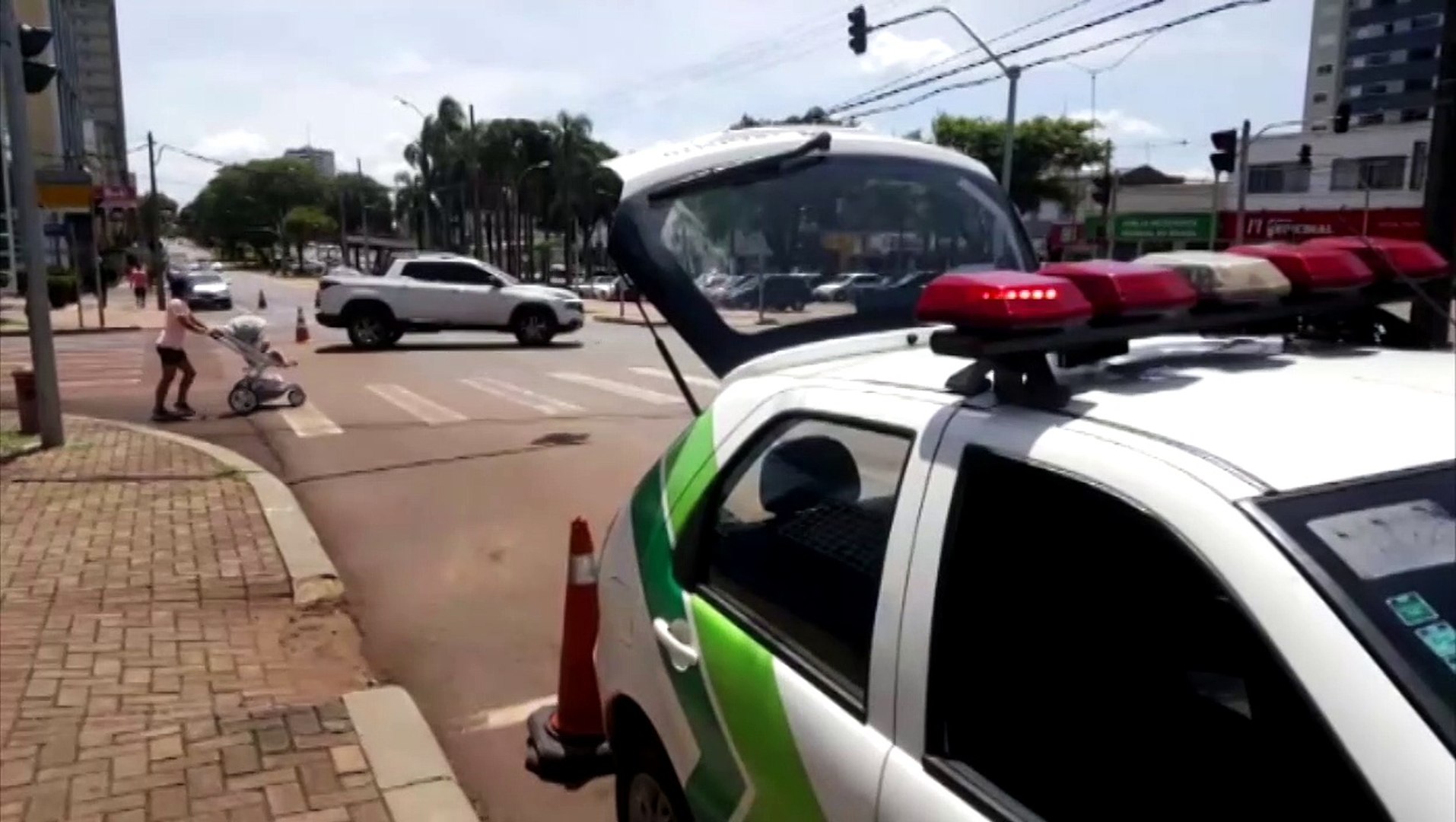 Carros batem na Avenida Brasil