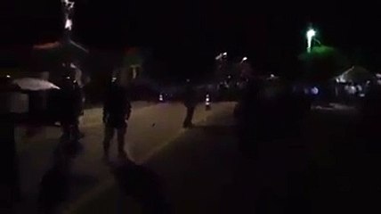 Último Minuto Esta madrugada migrantes hondureños se enfrentan a antimotines de la @PNCdeG