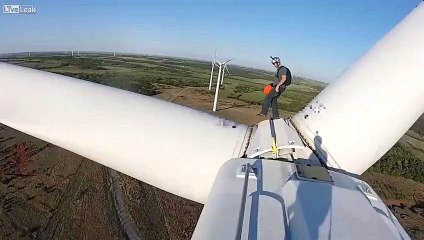 Il fait un base-jump depuis la pale d'une hélice éolienne