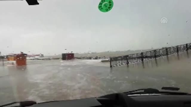 Sokakta Yaşayan Yaşlı Adama Zabıta Ekipleri Sahip Çıktı