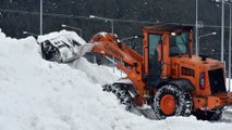 Çatıdan düşen kar ve buz kütlesi araçlara zarar verdi - KARS