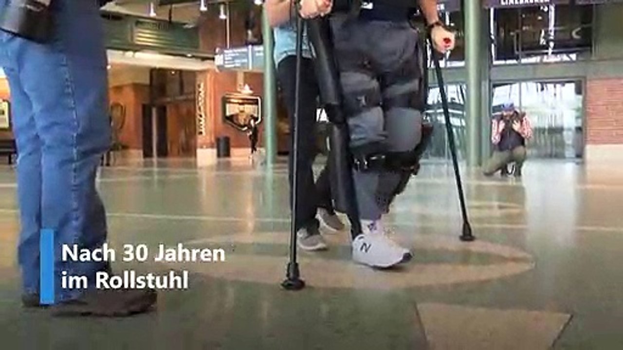 Roboterskelett: Gelähmter kann wieder laufen