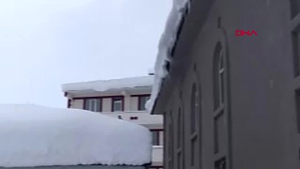 Ağrı Eleşkirtte Çatıdan Çığ Gibi Düşen Kar Korkuttu