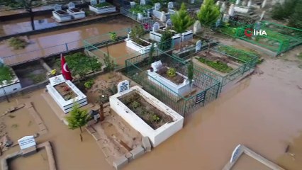 Adana'da Etkili Olan Yağışlar Nedeniyle Mezarlıkları Su Bastı