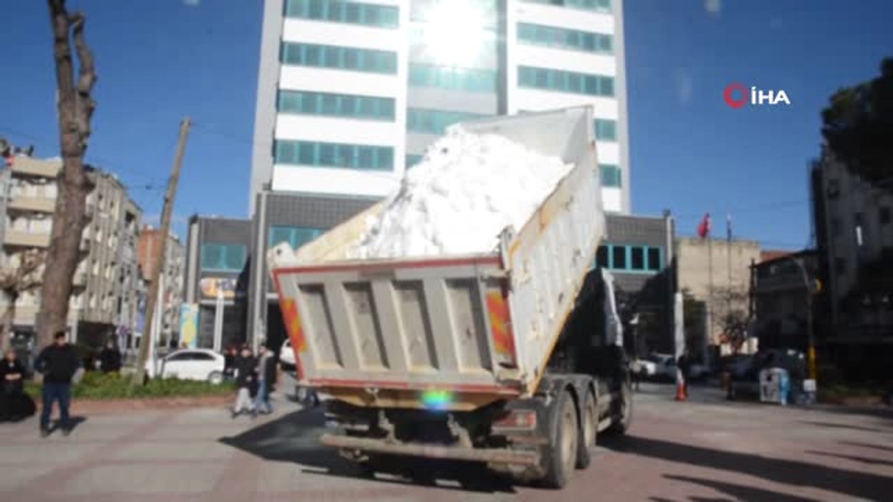 Turgutlu'da Kar Çocukların Ayağına Geldi