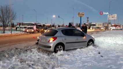 Yaralıları kurtarmaya çalışan polise otomobil çarptı