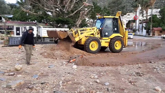 Fırtınadan kapanan sahil yolu ulaşıma açıldı