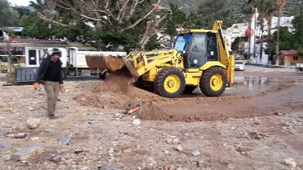 Fırtınadan kapanan sahil yolu ulaşıma açıldı