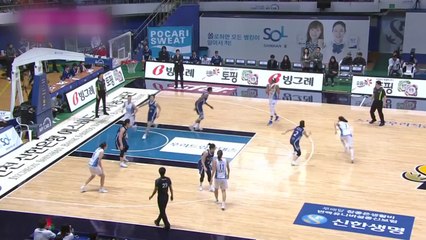 선두 우리은행, 꼴찌 신한은행에 19점 차 완승 / YTN