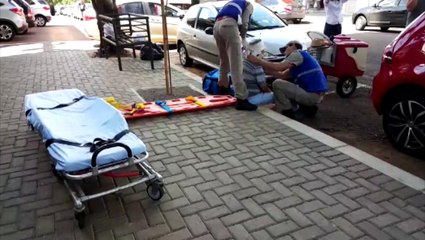 Idoso tropeça nas ondulações do asfalto e cai no centro