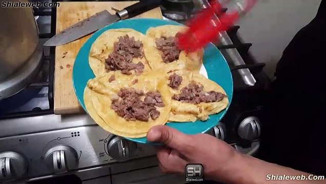 Comiendo Tacos De Cabeza De Res Al Vapor En La Cocina Homemade