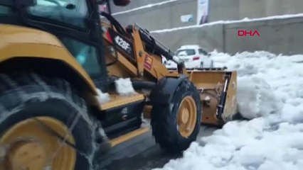 Adana'da Evleri Su Bastı, Araçlar Yolda Kaldı