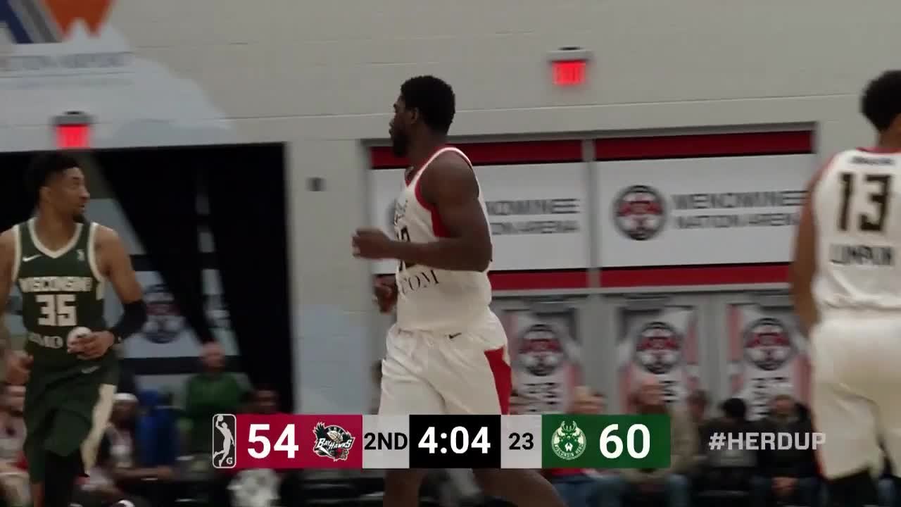 Alex Poythress flies in for the alley-oop slam