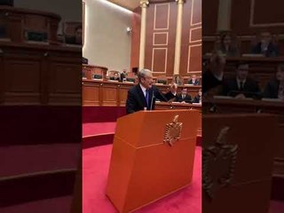 Ora News – Edvin Kristaq Urrejtja! Berisha me "kameraman" personal në Kuvend