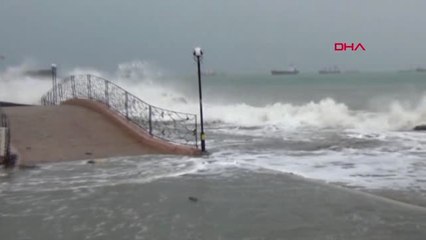 Hatay İskenderun'da Anıt Alanı Sular Altında Kaldı