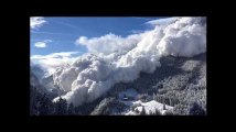 Un impressionnante avalanche déferle sur Vinadi en Suisse