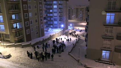 Mahalle sakinleri sokağı kayak pistine çevirdi - NEVŞEHİR