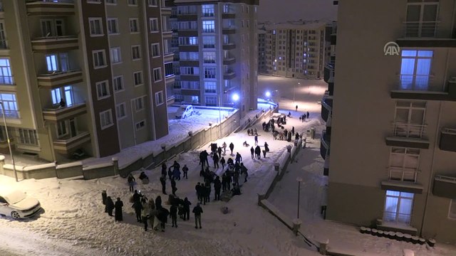 Mahalle sakinleri sokağı kayak pistine çevirdi - NEVŞEHİR