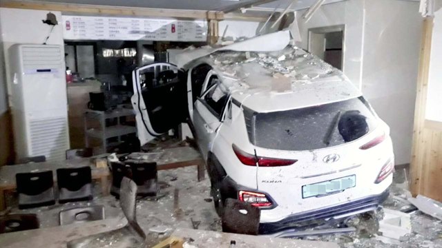 제주 '만취' 승용차 식당 돌진 3명 사상...부산 아파트 화재 / YTN