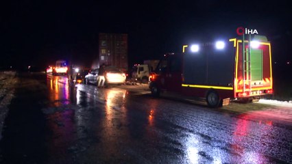 Buzlanma nedeniyle kontrolden çıkan otomobil tıra çarptı: 1’i çocuk 4 ölü