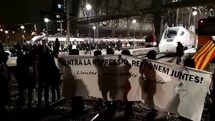 Un grup de manifestants talla les vies de l'estació de França