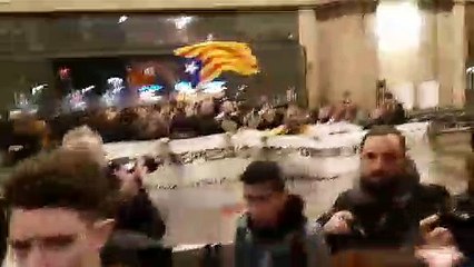 Els manifestants irrompen a l'estació de França