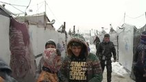 العواصف الثلجية تزيد معاناة اللاجئين السوريين بمخيم عرسال اللبناني