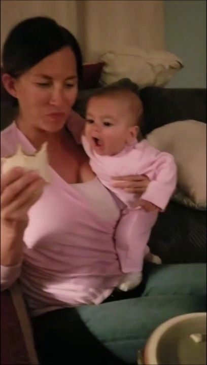 Ce bébé a tellement envie de goutter à ce burrito