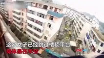 Cet homme chinois empêche sa femme de sauter par la fenetre en l'attrapant par sa queue de cheval