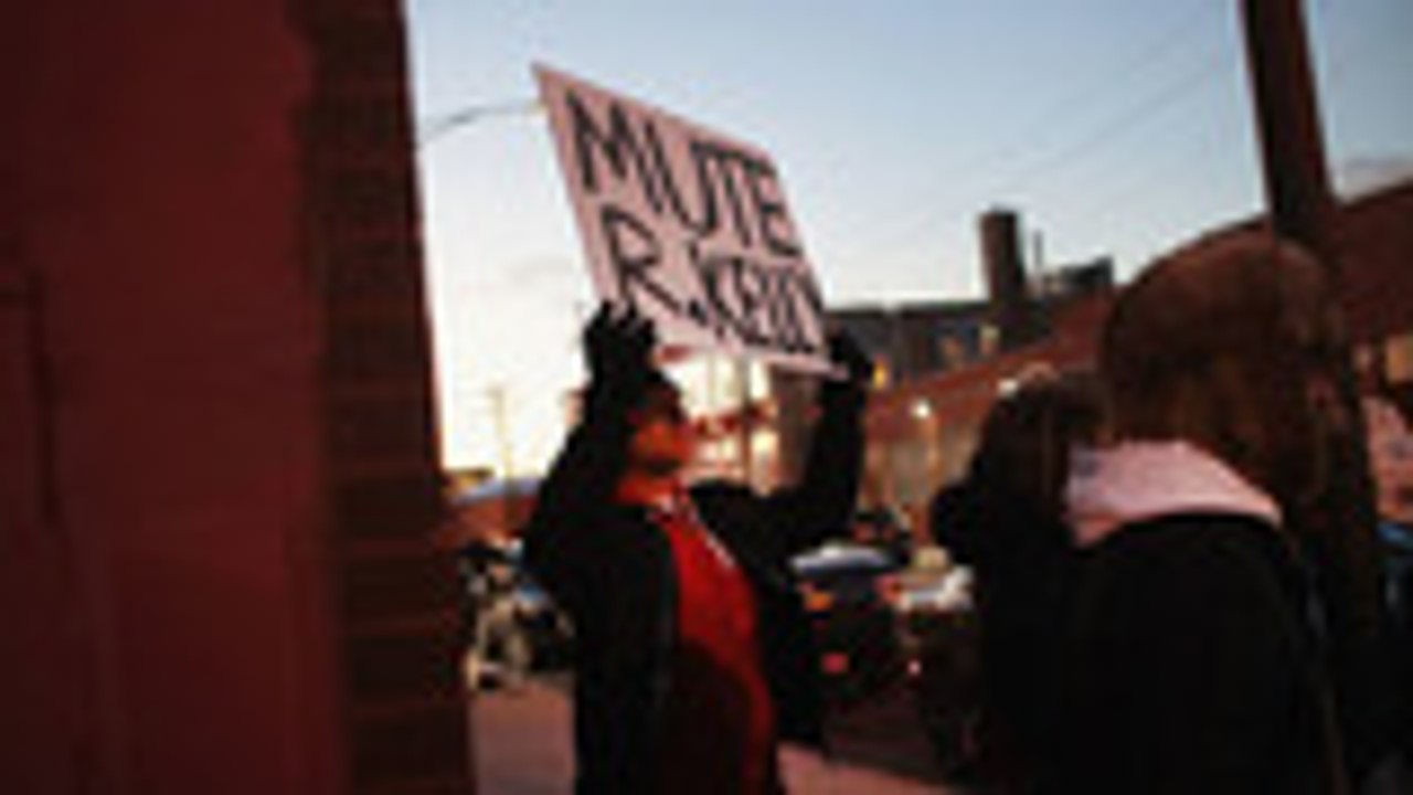Protestors Demand Sony Music Drop R. Kelly From Label | Billboard News