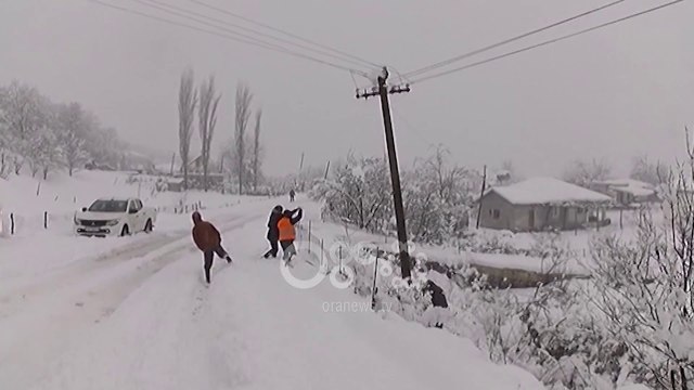 Ora News – Bora dhe acari, 8 viktima në Shqipëri nga moti i keq