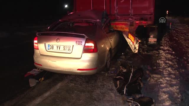 Konya'da Otomobil Tırla Çarpıştı: 4 Ölü, 2 Yaralı (2)