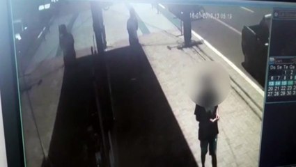 Câmera flagra assaltante perseguindo vítima antes de roubo