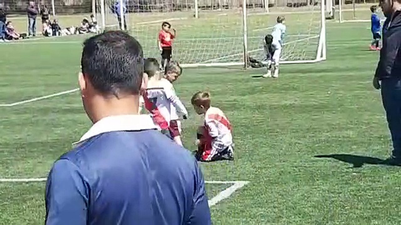 En plein match, ces  goss montrent un bel exemple de fair-play qui émerveillera tout le monde