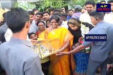 VISITORS 1 EXPRESSED NEW YEAR GREETINGS TO AP CM AT PRAJAVEDIKA - AP Politics Daily