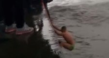 Dalganın Vurduğu İskeledeki Çocuk Denize Düştü, Çocuğu Boğulmaktan Bir Turist Kurtardı