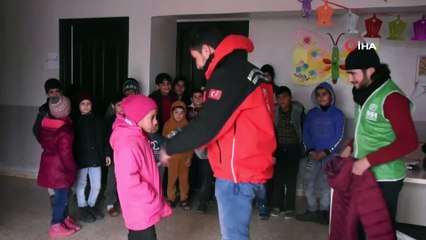 Suriyeli yetimlere mont ve çizme yardımı