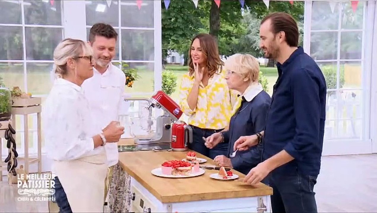 Christine Bravo essaye d'acheter Cyril Lignac dans "Le meilleur pâtissier" sur M6 - Regardez