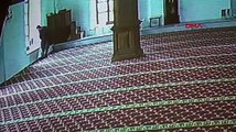 Camiye giren hırsız imamın cübbesini çaldı