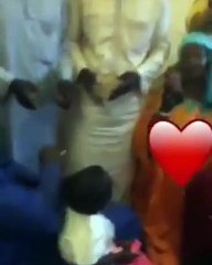 Modou se fait consoler par ses proches tidianes