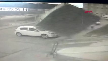 Adıyaman Fırtının Uçurduğu Çatıdan Canını Kıl Payı Kurtardı