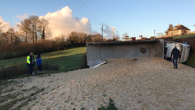 Un camion renverse 29 tonnes de sable sur la route