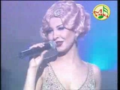 [Video Clip] [Arabic] Nancy Ajram - Nasseto Garho (Concert)