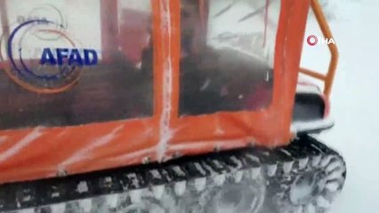 Mahsur kalan engelli vatandaşları kurtarmak için küreklerle yol açtılar