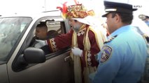 الشرطة توزع الهدايا بدلا من مخالفات السرعة في بورتوريكو!!!