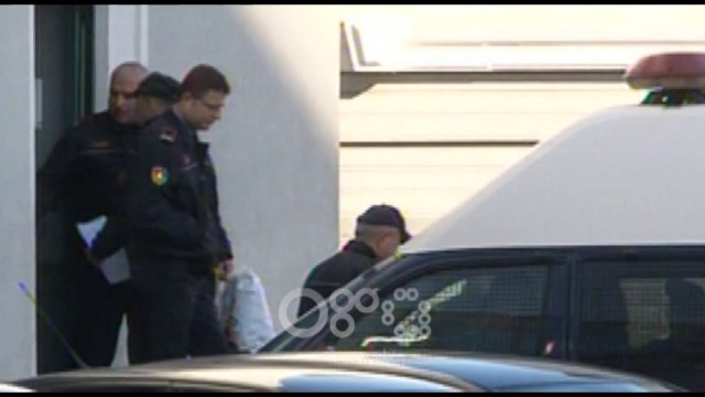 Ora News - Shikoni momentin/ Klement Balili me pranga në duar niset drejt gjykatës