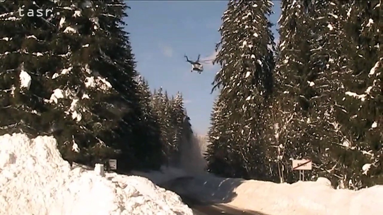 Vrtuľník pomáha pri zhadzovaní snehu zo stromov na Orave